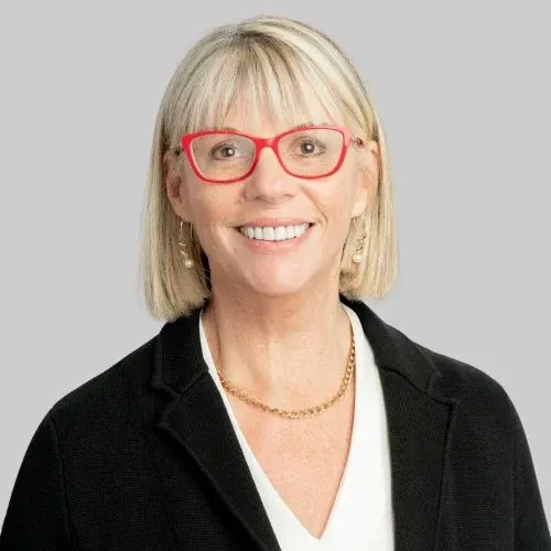 Mrs. Lynn Magnusson, ASA appraiser or business image